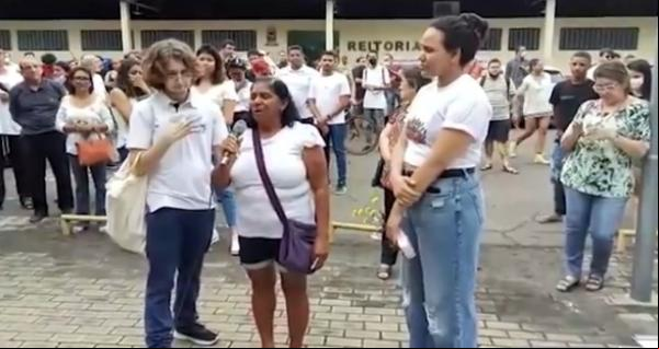 Mãe de estudante morta em calourada na UFPI fala durante vigília. (Imagem:Reprodução)