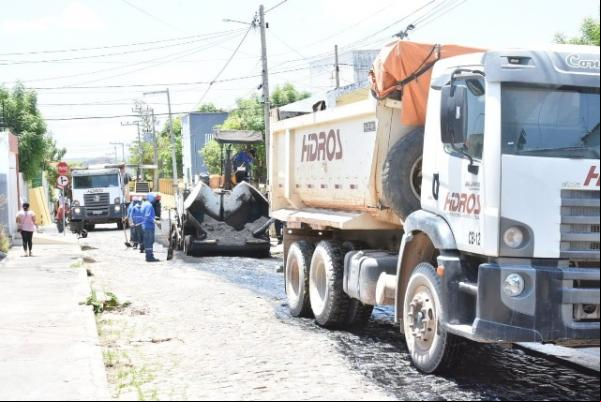 Obra de asfaltamento chega à rua Castro Alves em Floriano.(Imagem:SECOM)