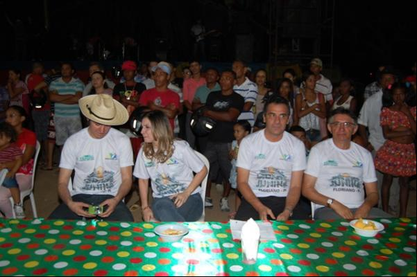 Prefeito Gilberto Junior prestigiou festas juninas na cidade(Imagem:Valdemir Miranda)