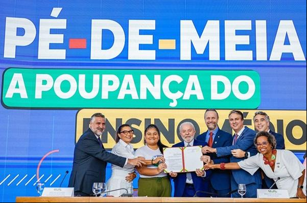 O presidente Lula assinou o decreto que regulamenta o programa Pé-de-Meia.(Imagem:Ricardo Stuckert / PR)