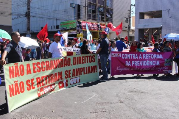TERESINA, 9H50: Manifestantes se reúnem entre a Praça da Bandeira e o prédio do INSS.(Imagem:Gilcilene Araújo/G1)