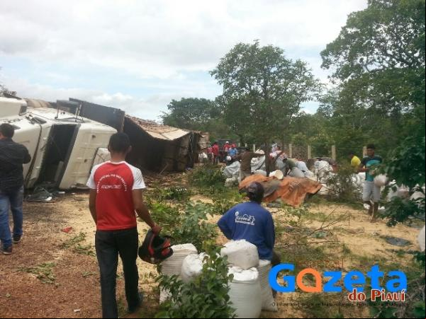 Carreta que transportava sója tomba na BR-343 entre Jerumenha e Floriano.(Imagem:Portalgazetadopiaui)