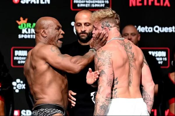 Mike Tyson dá um tapa no rosto de Jake Paul na pesagem cerimonial.(Imagem:Stephen McCarthy/Sportsfile via Getty Images)