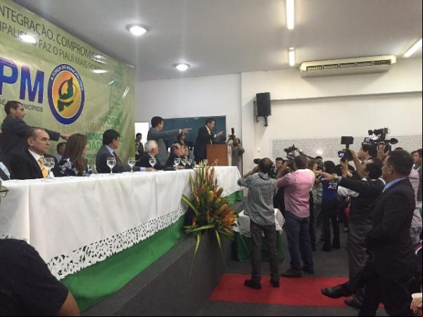 Prefeito Gilberto Ju00FAnior toma posse no Conselho Fiscal da APPM.(Imagem:Secom)