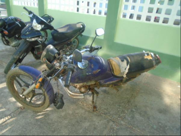 Populares encontram motocicleta abandonada na zona rural de Floriano.(Imagem:FlorianoNews)