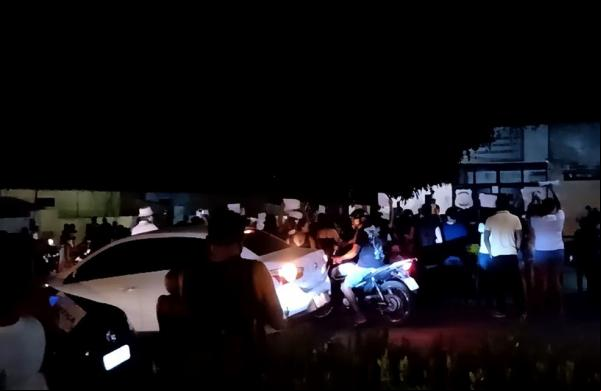 Grupo de manifestantes se reuniu na frente da Delegacia regional de Bom Jesus para protestar contra feminicídio.(Imagem:Divulgação/Arquivo Pessoal)