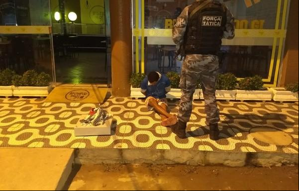 Suspeito foi preso após ser flagrado com caixa registradora em Picos.(Imagem:Divulgação/Polícia Militar)