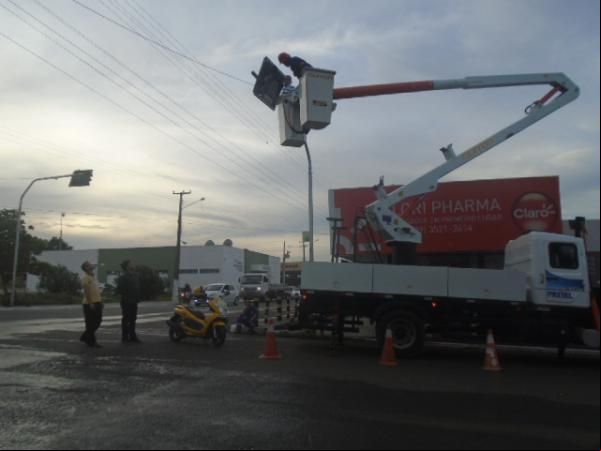Semáforo da antiga rodoviária a por manutenção e volta a funcionar normalmente.(Imagem:FlorianoNews)