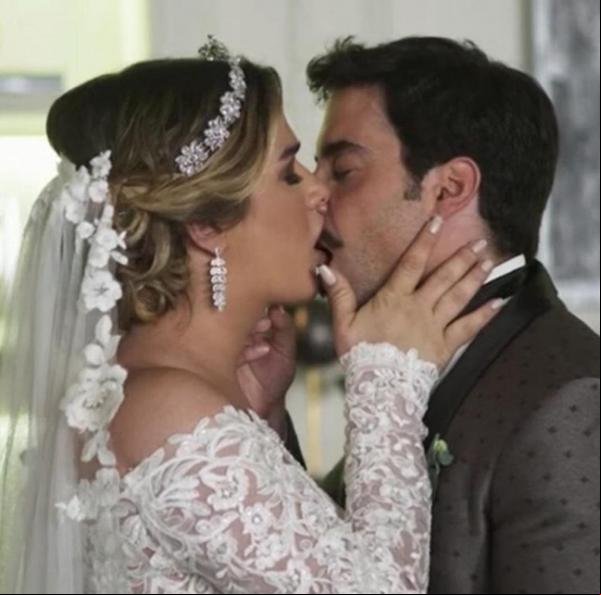 Autor celebra beijo trans em