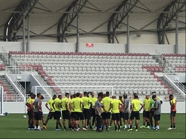 Jogadores do Flamengo reunidos no gramado.(Imagem:Cahê Mota)