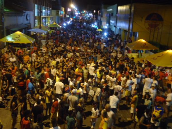 Folia na Avenida Getúlio Vergas. (Imagem:FlorianoNews)