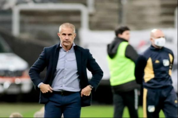 Sylvinho foi fortemente criticado pela torcida nos minutos finais do clássico, principalmente após a consolidação da virada santista.