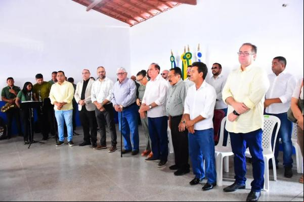  Vereadores de Floriano acompanham entrega de escola reformada pelo Executivo Municipal(Imagem:CMF)
