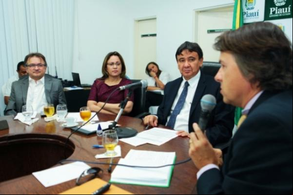  Wellington trata sobre financiamento com representantes do Bird. (Imagem:Jorge Henrique Bastos)