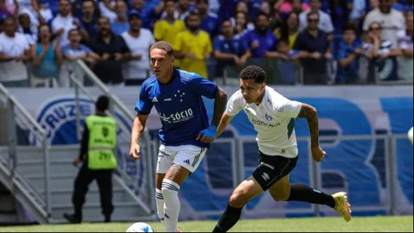 Cruzeiro e Grêmio fizeram primeiro tempo parelho, mas Raposa foi melhor.(Imagem: Gilson Lobo/AGIF)