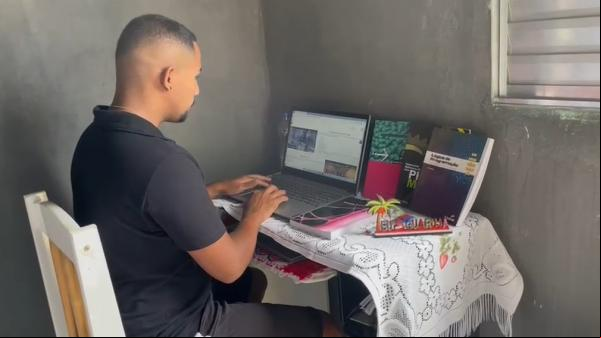 Do ano ado para cá, Karen Gandra, de 24 anos, teve que deixar a universidade duas vezes. Primeiro, em agosto de 2020, quando cursava Psicologia em uma instituição privada em Sã(Imagem:Reprodução)