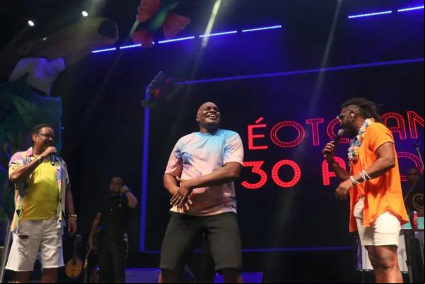 Jacaré dançando com o É O Tchan! (Imagem:Rogerio Fidalgo/ Agnews )