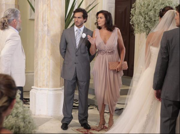 O pai da noiva interrompe a cerimônia.(Imagem:Fina Estampa / TV Globo)