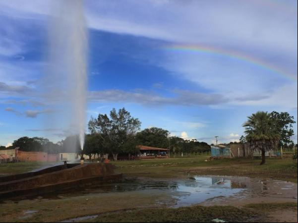 Poços jorram água a uma altura de aproximadamente 20 metros.(Imagem:Patrícia Andrade/G1)