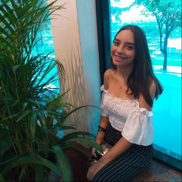 Ex-aluna da rede pública estuda com vídeos gratuitos e é aprovada em 1º nas cotas para enfermagem(Imagem:Arquivo pessoal)