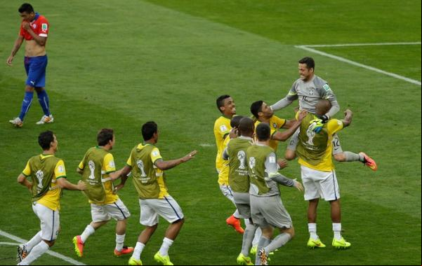 Julio César é abraçado pelos companheiros após a vitória.(Imagem:AP.)