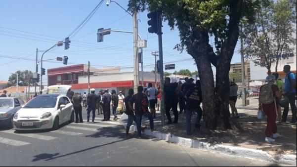 Artistas realizam protesto e interditam Avenida Frei Serafim em Teresina.(Imagem: Divulgação)