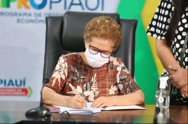 Governadora do Piauí em exercício, Regina Sousa (PT), assina termo para construção da Casa da Mulher Brasileira.(Imagem:Divulgação/ Ascom)