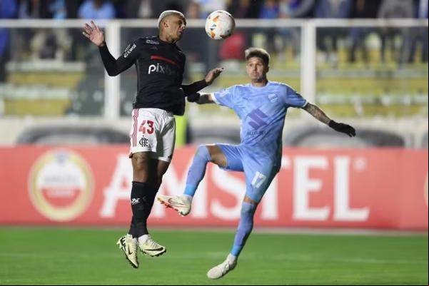 Flamengo não conseguiu ficar com a bola contra o Bolívar.(Imagem:LUIS GANDARILLAS / EFE)