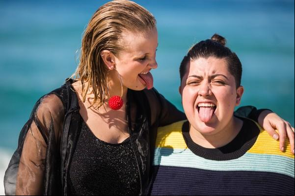 Ana Vilela e Luana são amigas há dois anos e dividem a cena no clipe.(Imagem: Divulgação / Patrick Gomes)