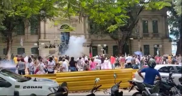 PM usa balas de borracha para dispersar manifestantes em Teresina(Imagem:Reprodução)