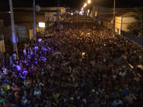 Centenas de foliões curtem o carnaval em Floriano.(Imagem:Reprodução/TV Clube)