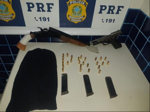 O carro usado na ação dos suspeitos chamou a atenção da PRF, pois foi abordado na quinta-feira (2), e tinha na ocasião três homens. ?Através de vídeos de câmeras de segurança que(Imagem:Reprodução)