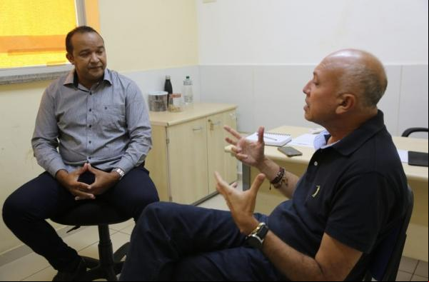 Vereador de Floriano, Ancelmo Jorge, e o deputado Warton Lacerda discutem jogos da série C em Floriano.(Imagem:André Luís/Altos)
