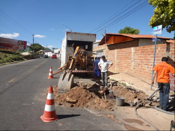Vazamento de água na Av. Bucar Neto já foi solucionado.(Imagem:FlorianoNews)