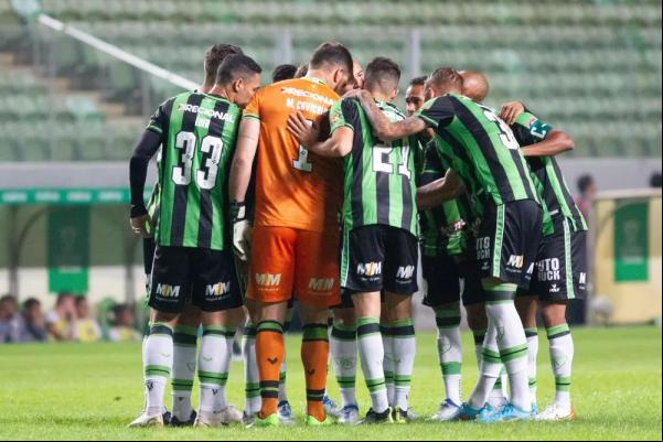 Titulares do América-MG se reúnem no gramado, antes de jogo contra o Botafogo.(Imagem:Fernando Moreno/AGIF)