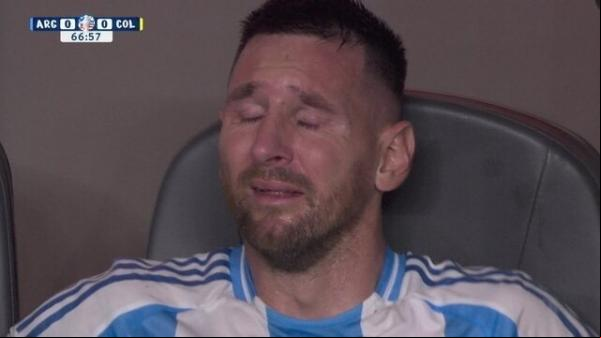 Messi tropeça, se machuca, e sai chorando do jogo entre Argentina e Colômbia(Imagem:Reprodução)