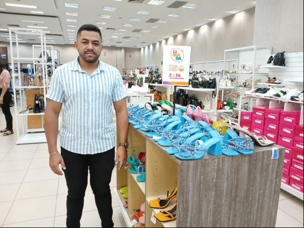 Jhoney Monteiro, chefe do setor de calçados do Armazém Paraíba.(Imagem:FlorianoNews)