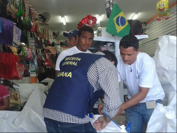 Fiscais da Receita Federal recolhem produtos em lojas de Teresina.(Imagem:Gilcilene Araújo/G1)