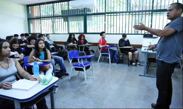 Programa Pé de Meia. Professor durante aula para alunos da escola Setor Oeste.(Imagem:Antônio Cruz/Agência Brasil)