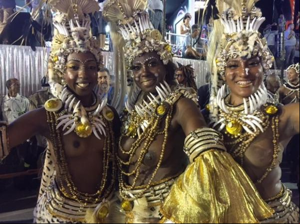 Família de topless na Beija-Flor.(Imagem:Ana Ramalho/G1)
