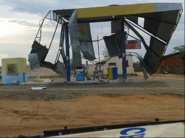 Cobertura de um posto de combustíveis também desmoronou em Fartura do Piauí.(Imagem: G1)