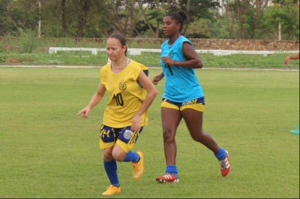 Daniela (colete azul) em treino do Tiradentes-PI.(Imagem:Josiel Martins)