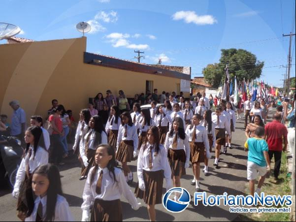 Colégio Industrial celebra 46 anos de fundação com desfile cívico. (Imagem:FlorianoNews)