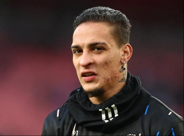 Antony antes de entrar em campo em Arsenal x Manchester United.(Imagem:Reuters)