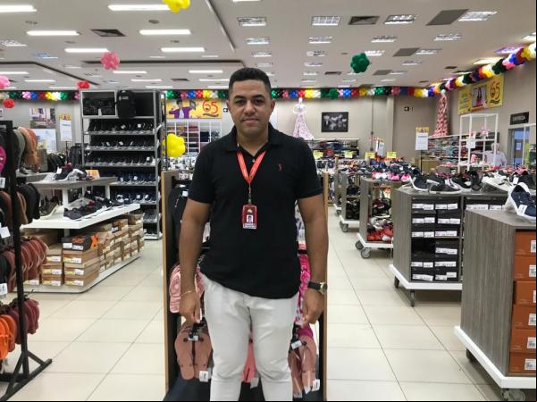 Jhoney, chefe do setor de calçados.(Imagem:FlorianoNews)