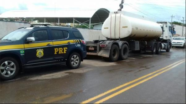 PRF apreende carreta com carga de cigarro avaliada em R$ 300 mil.(Imagem:PRF)