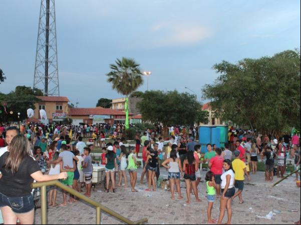 Carnaval de rua conquista público na cidade de Barras.(Imagem:Catarina Costa / G1)