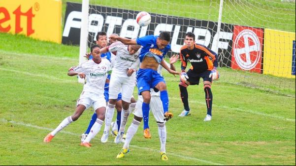 De cabeça, Eurico abriu o placar para o Cruzeiro.(Imagem:Cláudio Capucho/ Divulgação PMSJC)