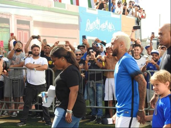 Neymar chega a evento com o filho Davi Lucca.(Imagem:Ana Canhedo)