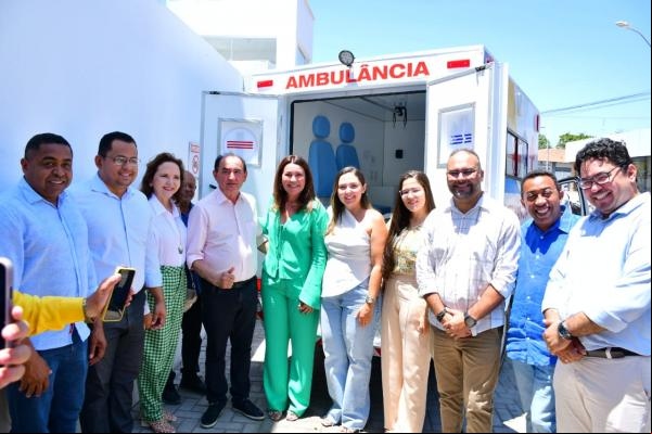 Vereadores acompanham entrega de ambulância para a Saúde de Floriano.(Imagem:CMF)
